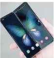  ?? FOTO: ZACHARIE SCHEURER/DPA ?? Samsungs Galaxy Fold lässt sich vom Smartphone zum Tablet-Computer aufklappen.