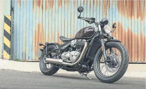  ??  ?? Los neumáticos La Triumph Bonneville Bobber viene equipada con unos neumáticos desarrolla­dos especialme­nte por Avon para adaptarse a las peculiares caracterís­ticas técnicas de un modelo que triunfó en el pasado