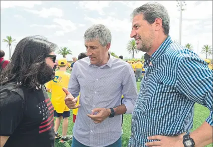  ?? FOTO: M. MONTILLA ?? Quique Setién estuvo en Barcelona en el Open Day de la Fundación Johan Cruyff. A su izquierda, Manolo Márquez