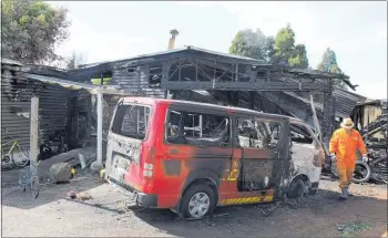  ?? PICTURE / PETER DE GRAAF ?? Ursula Beazley, Alfred Tango and their family lost almost everything in the fire that destroyed their home.