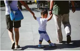  ?? Foto: EPA/HOW Hwee Young/dpa ?? Mutter, Vater und ein Kind: Bis vor fünf Jahren war das die staatlich verordnete Vorstellun­g einer idealen Familie in China.