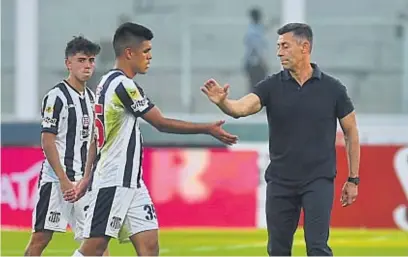  ?? FACUNDO LUQUE ?? CON EL ENTRENADOR. Fernando Juárez y un saludo con Pedro Caxinha, el conductor portugués que tiene el plantel.