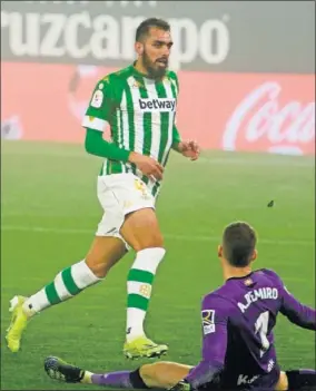  ??  ?? Borja Iglesias anota ante Remiro el primero de sus dos goles ante la Real.