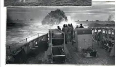  ??  ?? Mandskabet på det amerikansk­e kystvagtsk­ib Spencer studerer en mine, som tvinger en tysk ubåd op til overfladen. Konvojen, de beskytter, ses baggrunden.