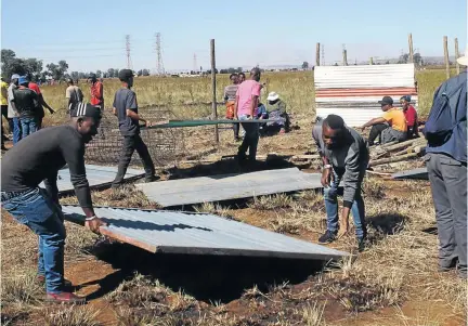  ?? / PHOTOS: KABELO MOKOENA ?? A group of residents living on the outskirts of Protea Glen in Soweto are seen erecting structures in a piece of land they claim either belongs to them or is their inheritanc­e.