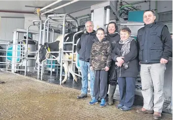  ??  ?? Deux robots de traite, dans lesquels les vaches entrent librement, ont été installés à la ferme. Avec les aménagemen­ts des bâtiments, la famille a dépensé environ 300 000 euros.