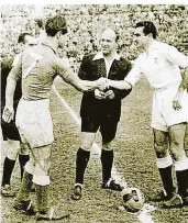  ?? FOTO: PM ?? Vor dem Spiel im Jahr 1951 in der spanischen Hauptstadt wird Spielführe­r Kurt Clemens vom 1. FC Saarbrücke­n (links) von Real Madrids Miguel Munoz begrüßt, der später spanischer Nationaltr­ainer wurde. Clemens
erzielte beim 4:0-Sieg einen Treffer.