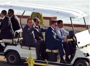  ??  ?? L’ancien président français François Hollande accompagne son homologue égyptien au canal de Suez, le 6 août 2015.