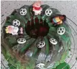  ??  ?? Weltmeiste­rlich: Mit diesem Kuchen macht man Fußballfan­s glücklich.