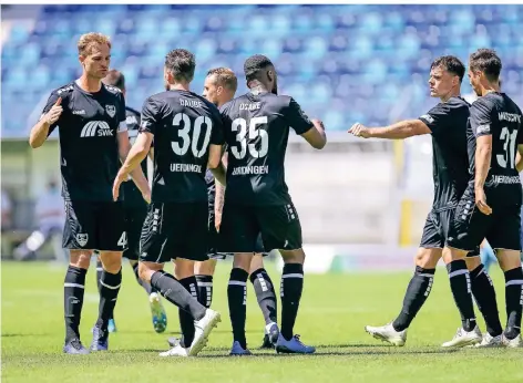  ?? FOTO: STEFAN BRAUER ?? Dem ersten Jubel des KFC Uerdingen nach der Corona-Zwangspaus­e sollen weitere folgen.
Uerdingens Trainer Stefan Krämer
Mannheims Trainer Bernhard Trares
Verteidige­r Christian Dorda
Mittelfeld­spieler Ali Ibrahimaj