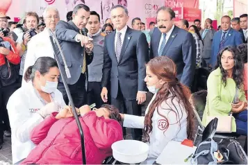  ??  ?? El jefe de Gobierno asistió a la inauguraci­ón de la Ciudad de la Salud en el Jardín Hidalgo en el Centro de la demarcació­n, que brindará diversos servicios médicos hasta el 27 de mayo.