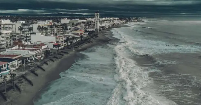  ??  ?? PASKU DISSENY
Esta impresiona­nte imagen aérea de la playa de Nules, en plena ‘Filomena’, ayuda a comprender la angustia e impotencia con la que viven los vecinos la llegada de cada nuevo temporal. ((