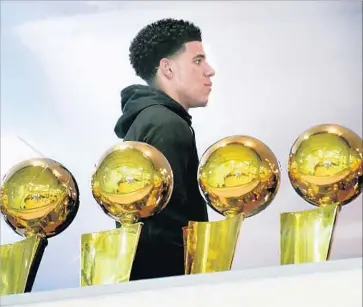 ?? Wally Skalij Los Angeles Times ?? SOME OF THE LAKERS’ championsh­ip trophies are on display in Jeanie Buss’ office as Lonzo Ball waits to be introduced. Magic Johnson clearly expects Ball to add to the gleaming display before he is finished.