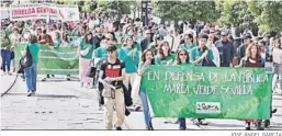  ?? JOSÉ ÁNGEL GARCÍA ?? La concentrac­ión de Marea Verde, por la avenida de la Constituci­ón.