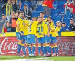  ??  ?? ALEGRÍA LOCAL. Los jugadores de Las Palmas celebran el triunfo.