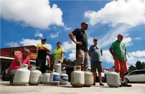  ?? NHC ?? ORANG ramai menunggu untuk membeli propana sebagai persediaan menghadapi Taufan Florence di Myrtle Beach, Carolina Selatan. - Reuters Tahap kekuatan Florence meningkat cepat, dijangka menjadi taufan amat bahaya menjelang Khamis ini”