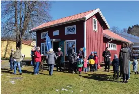  ?? Bild: MARIA JOHANSSON ?? VÅRKÄNSLOR. I solen runt lotteribor­det samlades människor för lotter.