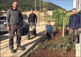  ??  ?? L’équipe au travail le long d’un cheminemen­t piéton.