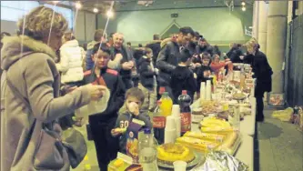  ??  ?? Crèpes, roses des sables, gâteaux au chocolat, boissons de toutes sortes, un vrai goûter de Noël