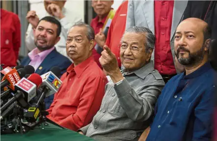  ??  ?? Q&amp; A time: Dr Mahathir addressing the media after chairing Bersatu’s supreme council meeting in Kuala Lumpur. With him are Bersatu president Tan Sri Muhyiddin Yassin and deputy president Datuk Seri Mukhriz Mahathir. — Bernama