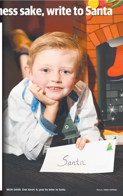  ?? Picture: FIONA HARDING ?? BEEN GOOD: Chet Kievit, 6, post his letter to Santa.