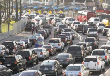  ?? Monica Almeida / New York Times 2013 ?? The Tijuana-San Ysidro border crossing between Mexico and the U.S. will be shut down for 57 hours in September for road reconstruc­tion. Communitie­s and businesses on both sides are bracing for the impact.