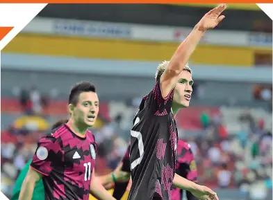  ?? / FOTO: MEXSPORT ?? Johan Vázquez celebra la anotación del triunfo final de México sobre los canadiense­s.