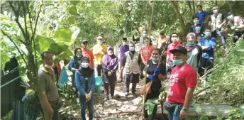  ??  ?? Ting (fifth left) and volunteers who have made the three-hour trek to reach Sidatang’s makeshift hut.