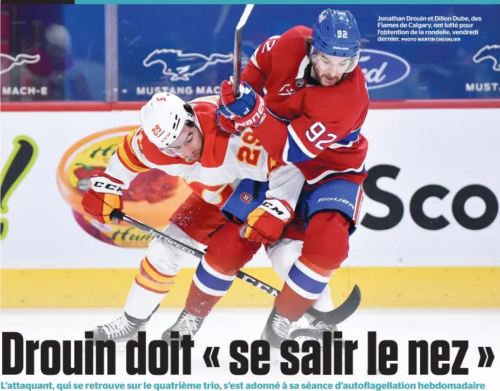  ?? PHOTO MARTIN CHEVALIER ?? Jonathan Drouin et Dillon Dube, des Flames de Calgary, ont lutté pour l’obtention de la rondelle, vendredi dernier.