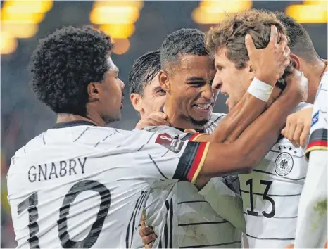  ?? FOTO: MARCUS BRANDT/DPA ?? Dank Bayern-Duo der WM-Qualifikat­ion ganz nahe: Serge Gnabry (li) und Thomas Müller (re.) retten den 2:1-Erfolg über Rumänien.