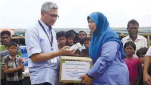  ?? ASYRAF RASID/THESUN ?? ... Sheikh Fazilatunn­essa Mujib Memorial KPJ Specialise­d Hospital and Nursing College Dhaka chief executive officer Zaiton Sulaiman (right) handing a contributi­on for Rohingya refugees to Mercy Malaysia executive council member Dr Mohammad Iqbal Omar...