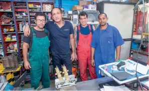  ??  ?? Jorge Luis Gil Rodríguez, junto a tres maestros artesanos del proyecto Unión Humidores del FCBC.