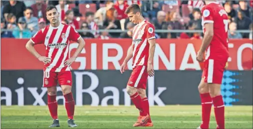  ??  ?? GOLPE DURO. Borja García, Pere Pons y Stuani, tristes tras caer ante el Valencia en el estadio de Montilivi el pasado domingo.