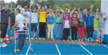  ?? FOTO: LEBENSHILF­E ?? Die Lebenshilf­e Tuttlingen war mit 25 Sportlern beim Duathlon in Tuttlingen dabei. Nicht nur vor dem Start, auch während und nach dem Rennen hatten die Teilnehmer großen Spaß.