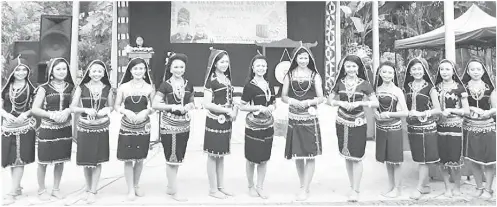  ??  ?? (Gambar atas) PARA peserta akhir Randawi Lundu Pesta Monguyas Torutip peringkat Kg Minansad Kota Marudu. (Gambar kanan) JANES (kanan) menyampaik­an hadiah kepada johan Pialaan Soguanggo, Arlon Milon.