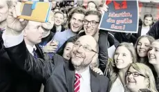  ??  ?? Und noch ein Selfie mit dem SPD-Hoffnungst­räger Martin Schulz