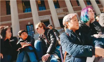  ??  ?? c哈佛大學亞裔學生加­入靜坐，抗議美國校園槍擊案。
(美聯社)