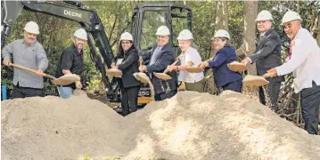  ?? SYDNEY WALSH swalsh@miamiheral­d.com ?? Miami-Dade County officials break ground on a sewer-line project at Greynolds Park in North Miami-Dade on Wednesday.