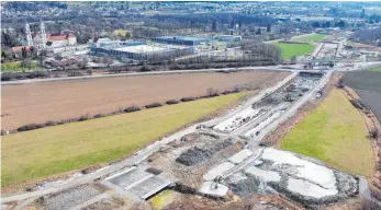  ?? FOTO: ARCHIV/FELIX KÄSTLE ?? Auf der Baustelle für die neue B 30 Süd in Ravensburg-Weißenau wird bis auf Weiteres nachts nicht mehr gearbeitet.