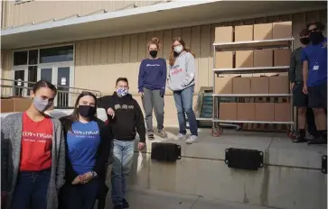  ?? (Special to The Commercial) ?? Volunteers from the Grant County Ministeria­l Alliance help distribute boxes of groceries to more than 1,300 children during Christmas break.