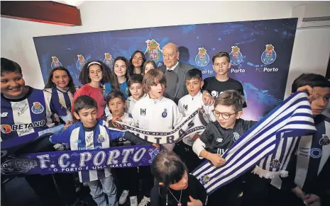  ?? ?? Pinto da Costa com jovens adeptos do FC Porto, em Amares