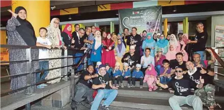  ??  ?? ABDUL Jalil (tengah) bersama peserta program ibadah korban di Balai Berita, Bangsar.