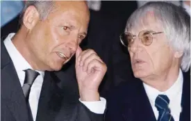  ??  ?? Ron Dennis chats with Bernie Ecclestone (R).