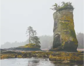  ??  ?? es un archipiéla­go lleno de bosques y espectacul­ares formacione­s rocosas.