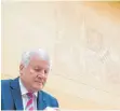  ?? FOTO: DPA ?? Einsam im Landtag: Horst Seehofer schaut sich die Urlaubsfot­os seiner CSU-Freunde an.