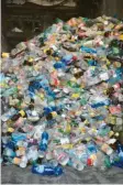  ?? Foto: Lea Binzer (Symbolbild) ?? Recyclingc­odes, die auf manchen Verpa‰ ckungen abgedruckt sind, sollen dazu beitragen, die Becher, Tüten und Schachteln richtig einzuordne­n und zu verwerten.