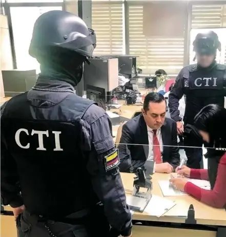  ??  ?? El alcalde Raúl Cardona y los demás detenidos fueron conducidos ayer al búnker de la Fiscalía en Me-dellín.
