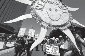  ?? GENARO MOLINA/LOS ANGELES TIMES FILE PHOTOGRAPH ?? The sun shines down on marchers during the March for Science in Los Angeles on April 22, 2017.