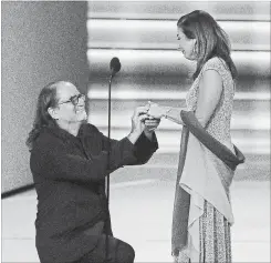  ?? BRIAN VAN DER BRUG TNS ?? Hollywood director Glenn Weiss’s wedding proposal to girlfriend Jan Svendsen on the Emmys telecast has author wondering what the proposal etiquette is.