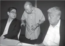  ?? MIKE AMOROSO ?? Taipan John Gokongwei (right) and son, Lance Gokongwei (left) listen to Washington Sycip during Thursday’s annual stockholde­rs’ meeting of JG Summit where Lance announced a record $1-billion capex for the JG Group.